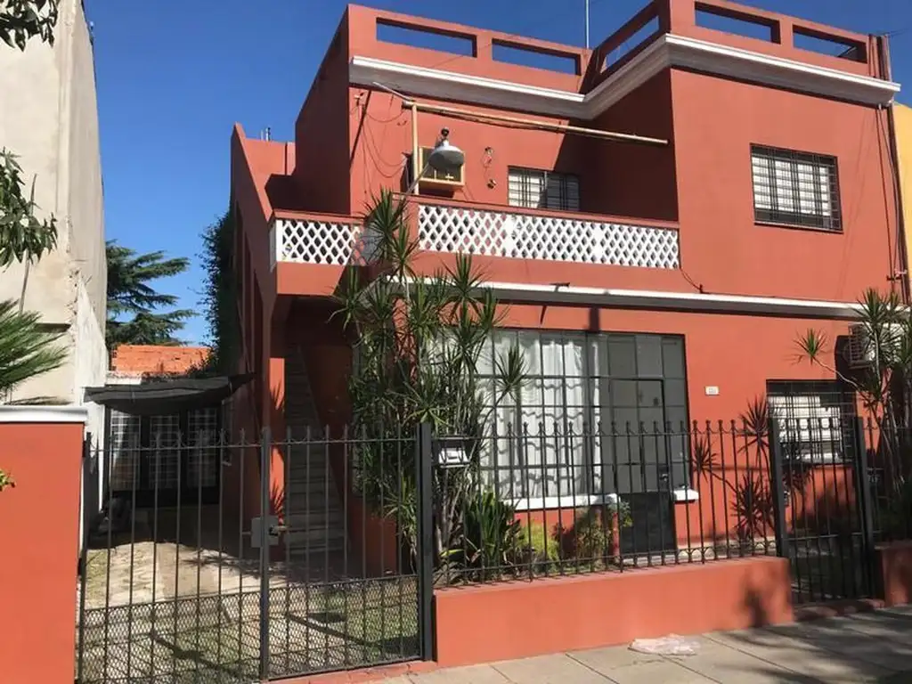 OPORTUNIDAD CASA 6AMB CON PATIO, COCHERA Y TERRAZA. ESCUCHA