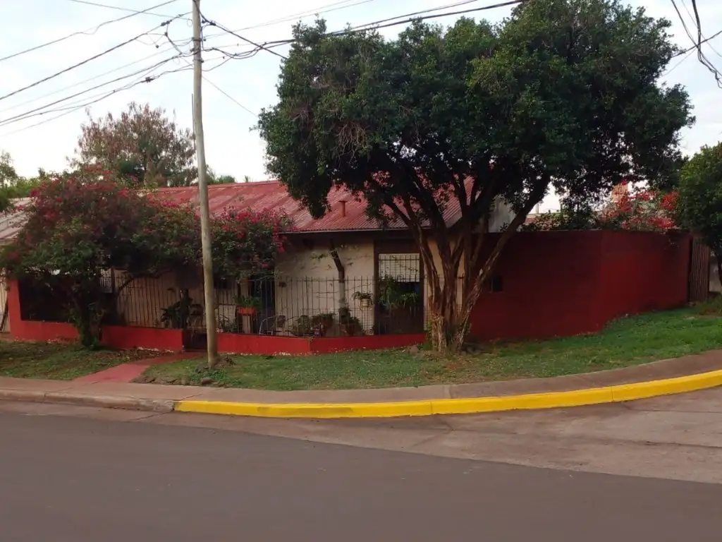 CASA DE 3 DORMITORIOS Y COCHERA EN CH. 240. POSADAS, MISIONES. VENTA