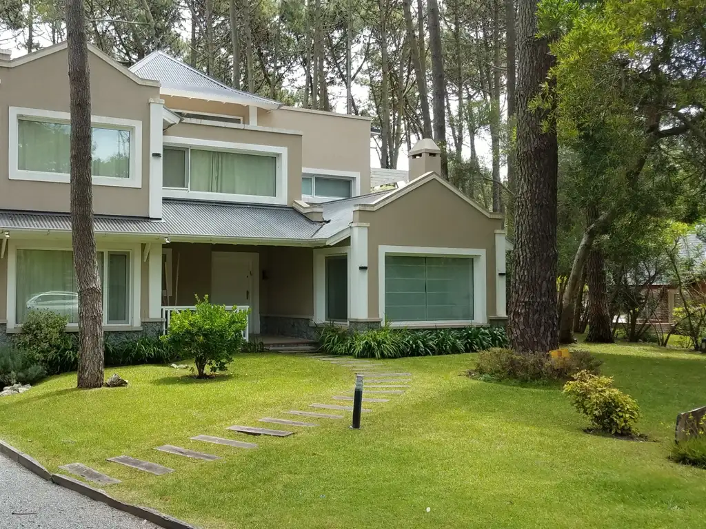 Excelente casa en impecable estado y con muchos detalles de calidad