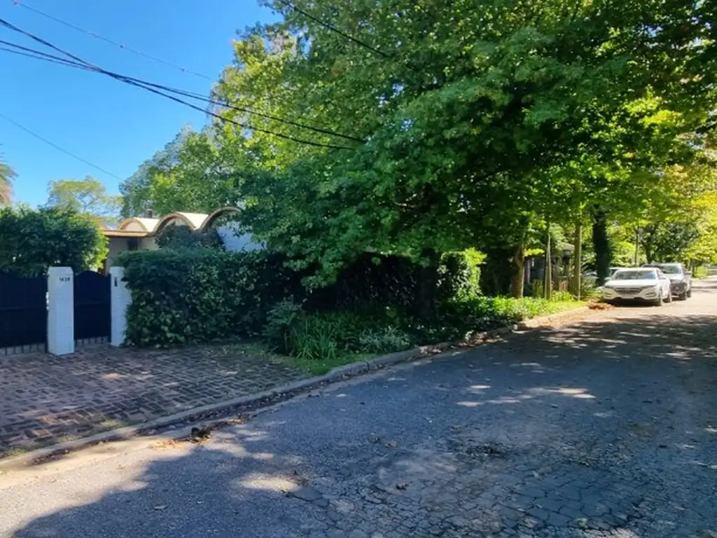   TODO EN PLANTA BAJA !!!! La casa esta IMPECABLE, lista para mudarse, pero la hemos tasado a valor practicamente del Lote. Realmente es una OPORTUNID