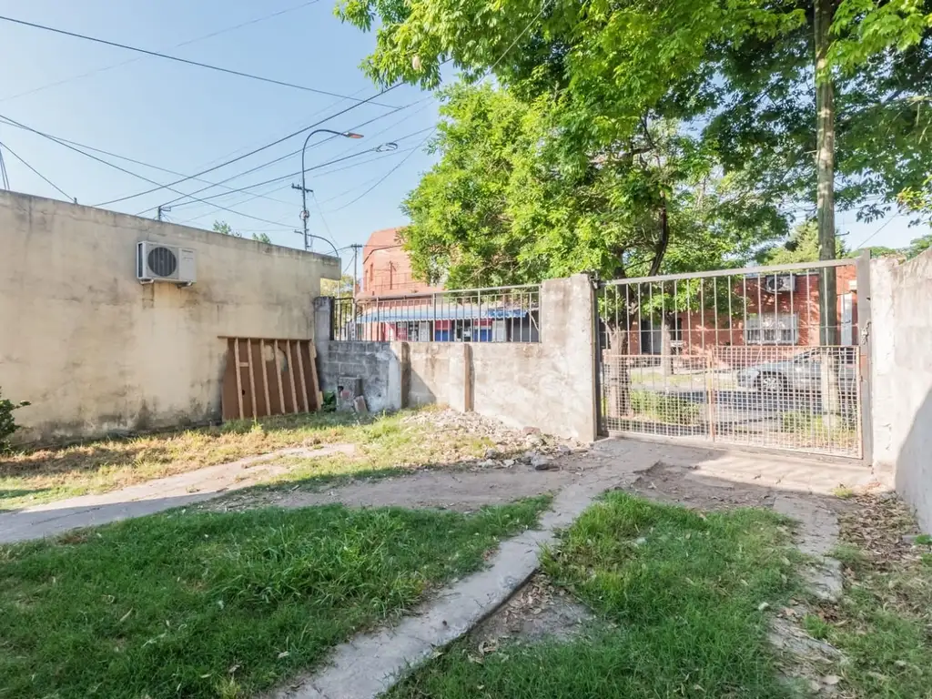 Venta casa 5 ambientes cochera y local Lanus oeste