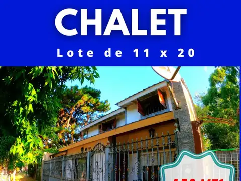 Chalet con todos los servicios, quincho cubierto. Parque.