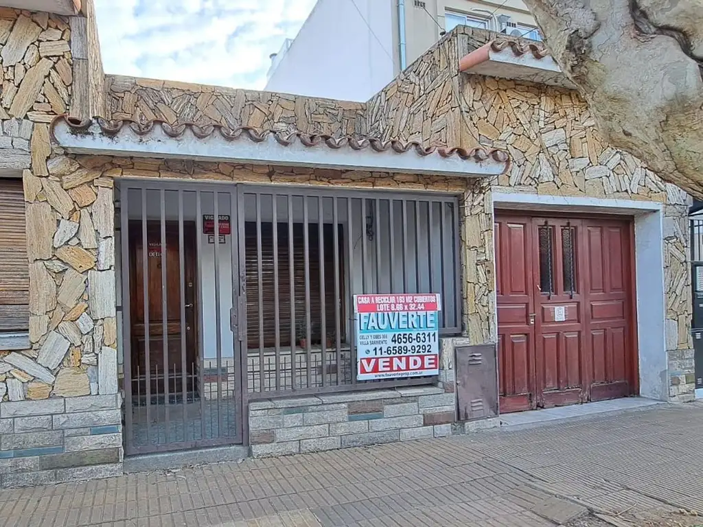 CASA A RECICLAR EN EL CORAZON DE VILLA SARMIENTO. VENTA