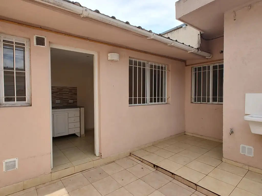 Casa PH - cocina comedor dormitorio baño patio - entrada por pasillo al fondo sin expensas