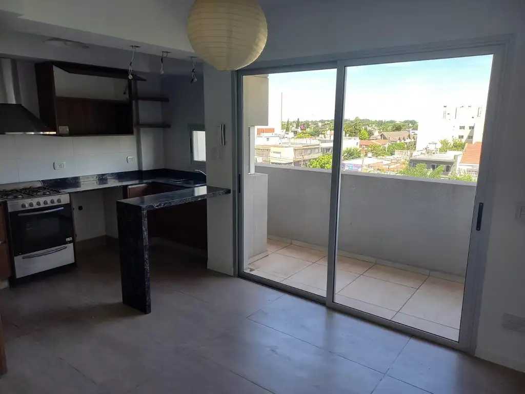 Excelente depto. 2 amb. fte. balcón 2 baños. Semi piso