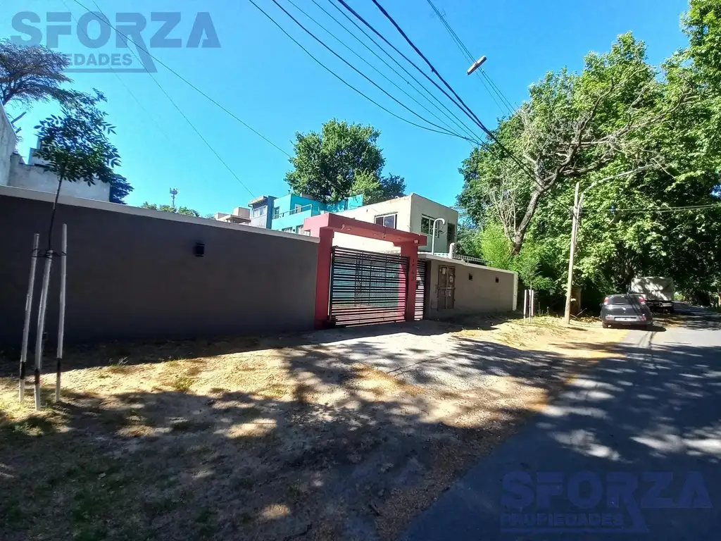 Casa en barrio privado con portón, ubicado en Los Polvorines Barrio Los Cedros