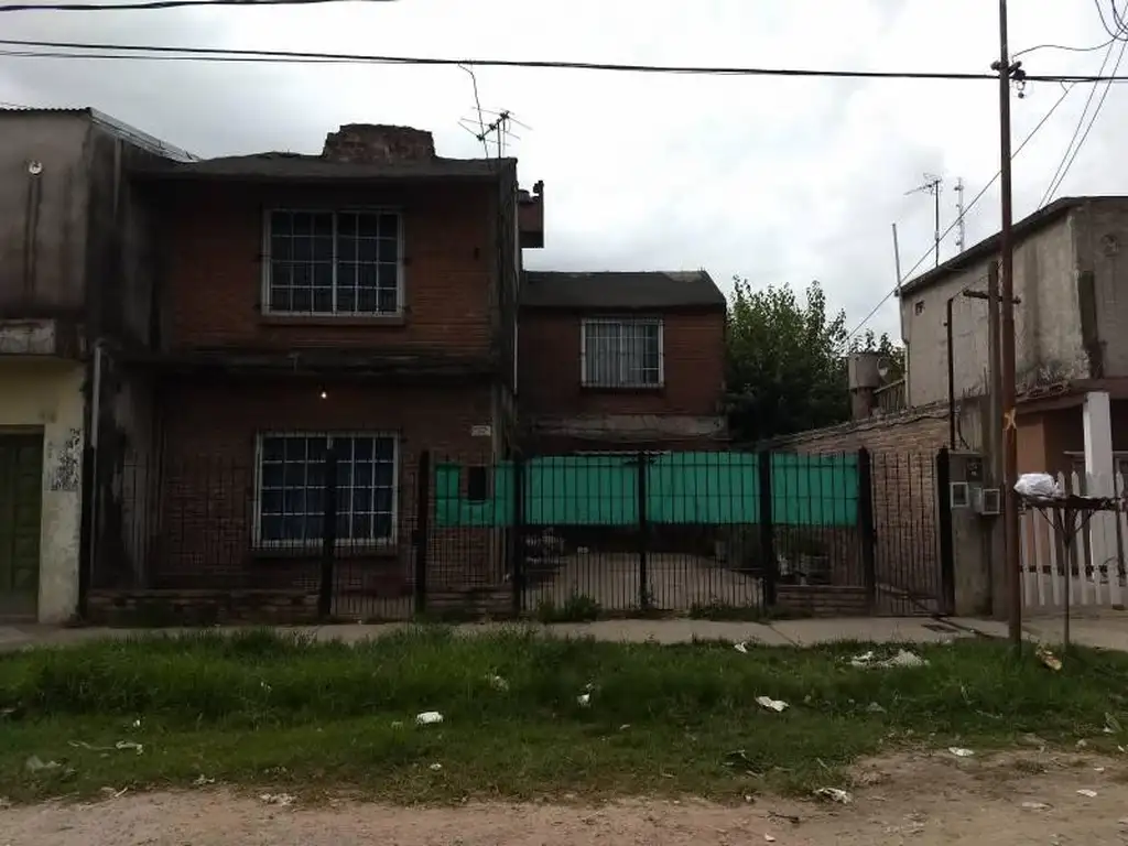 Propiedad con dos departamentos y casa en Venta en Laferrere