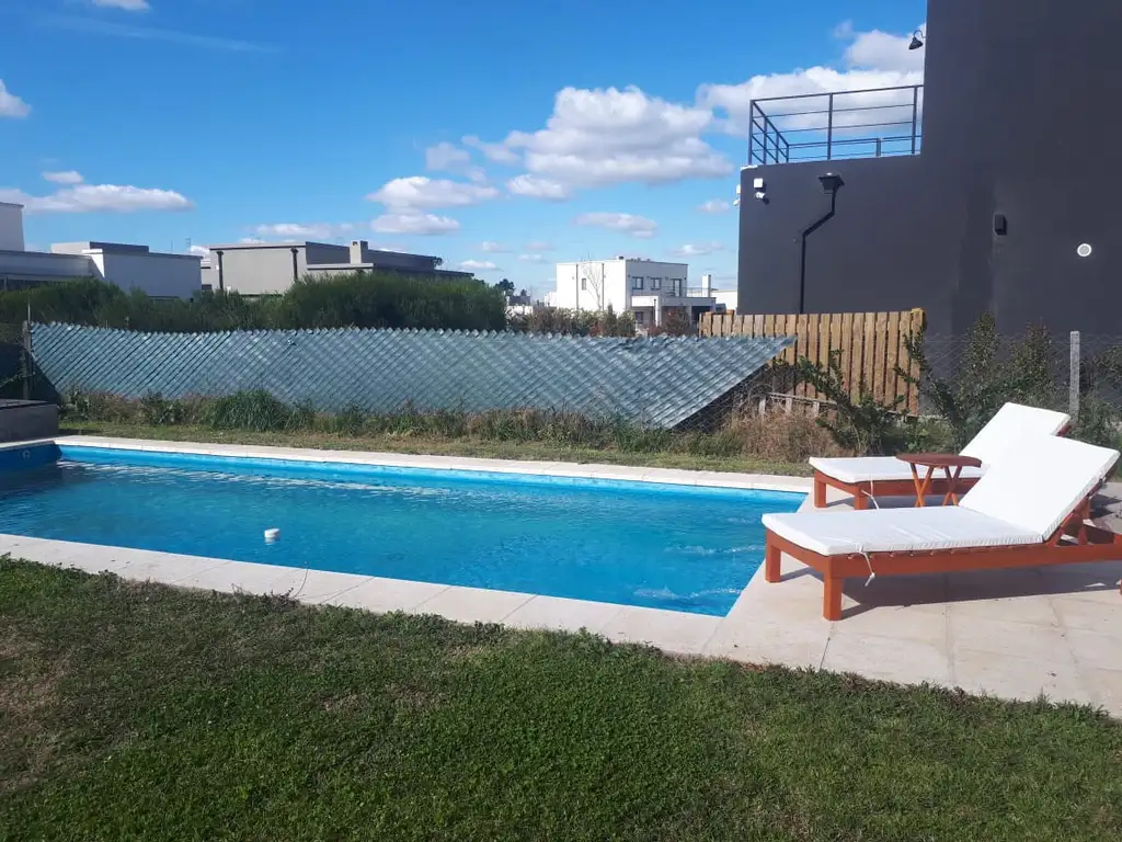 Casa para verano desarrollada en una planta con pileta grande