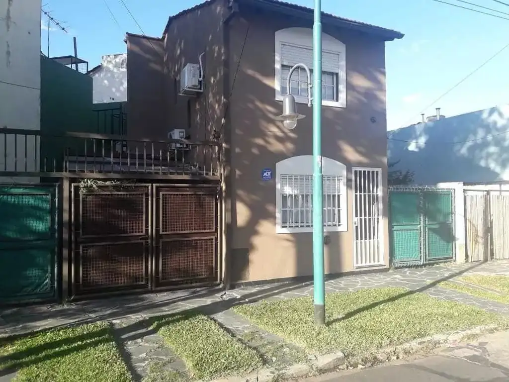 CARAPACHAY VENTA CHALET DUPLEX 3 AMBIENTES,  SE TOMARIA MENOR VALOR, FINANCIACION