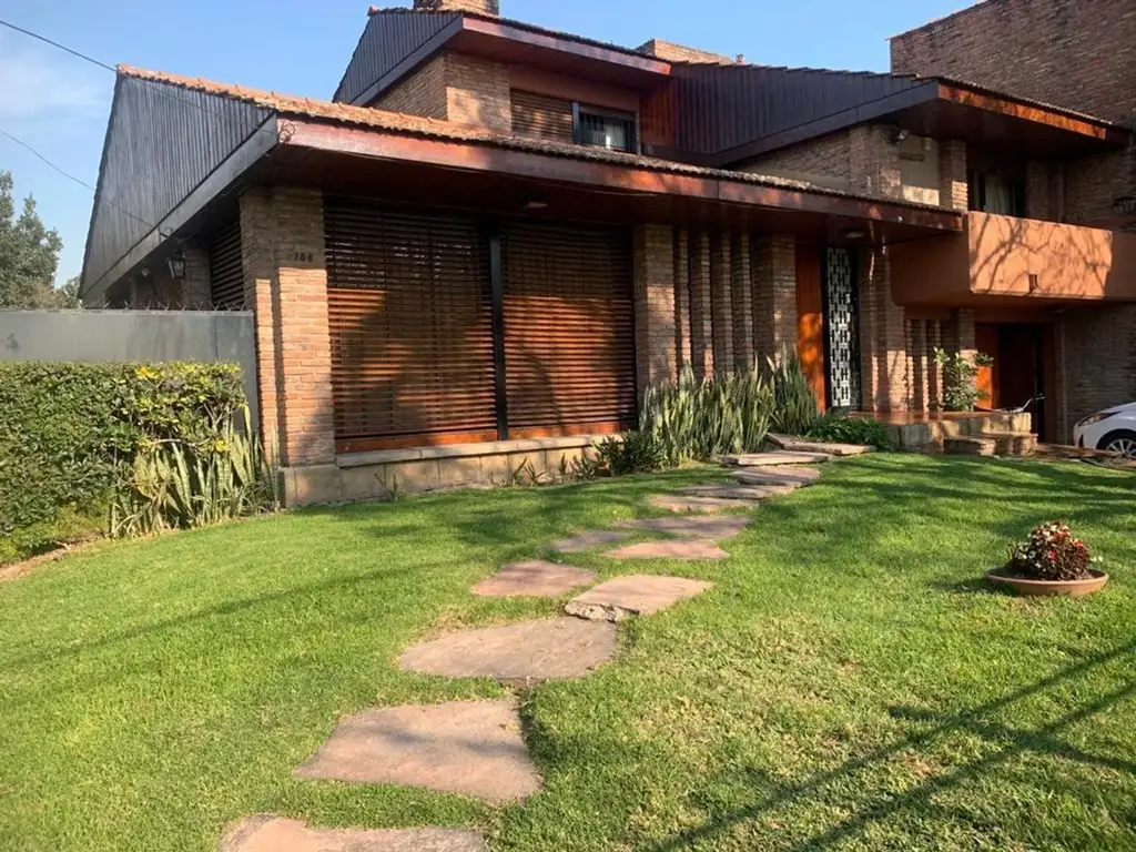 CHALET 4 AMB.  CON GARAGE - ITUZAINGO