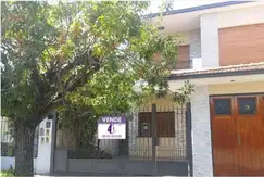 Excelente chalet a la venta para 2 flias. en Bernal. 5 dorm.