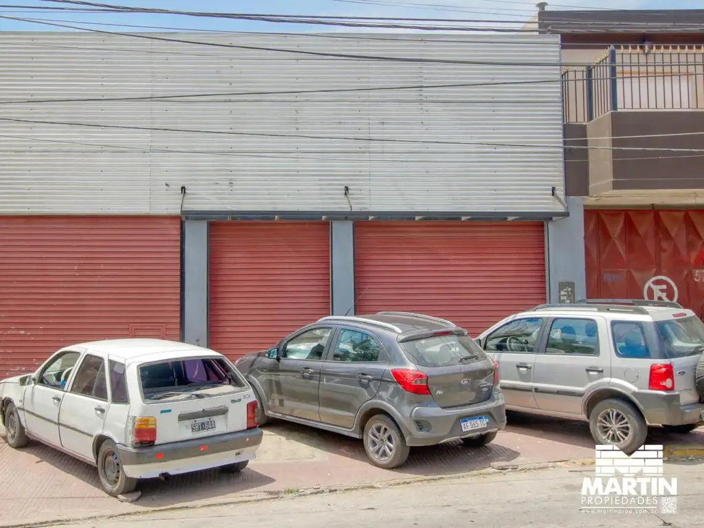 Depósito y casa de 3 ambientes con patio terraza y cochera varios autos