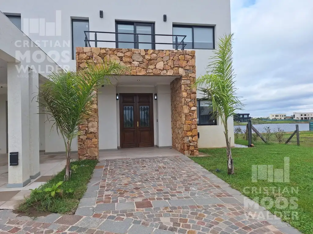 Casa en venta con salida  a la laguna, en Riberas Puertos del Lago