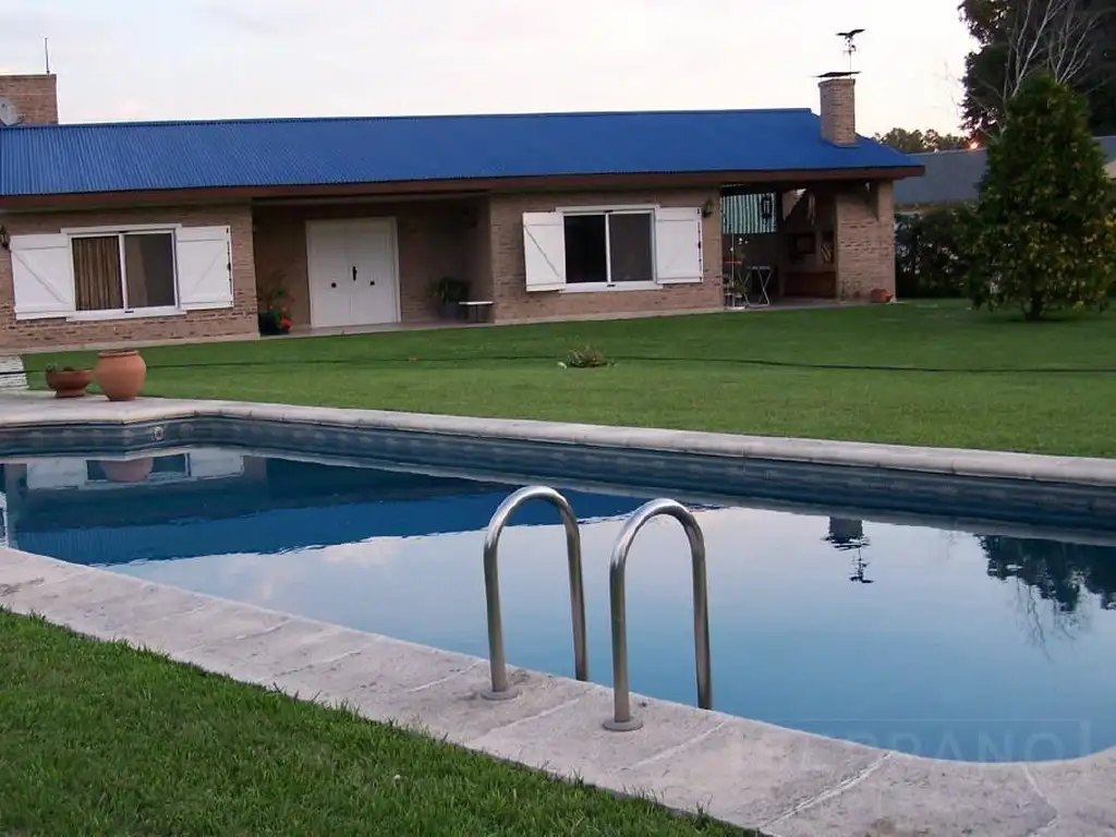 Venta Casa tres ambientes,  2900 m2 de  parque, pileta, calle Constancio C. Vigil al 200, Parque Sak