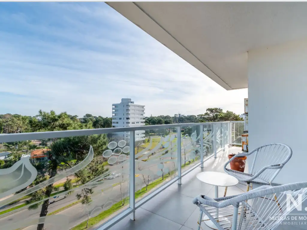 Vende apartamento con vista al mar de 2 dormitorios en Roosevelt, Punta del Este.