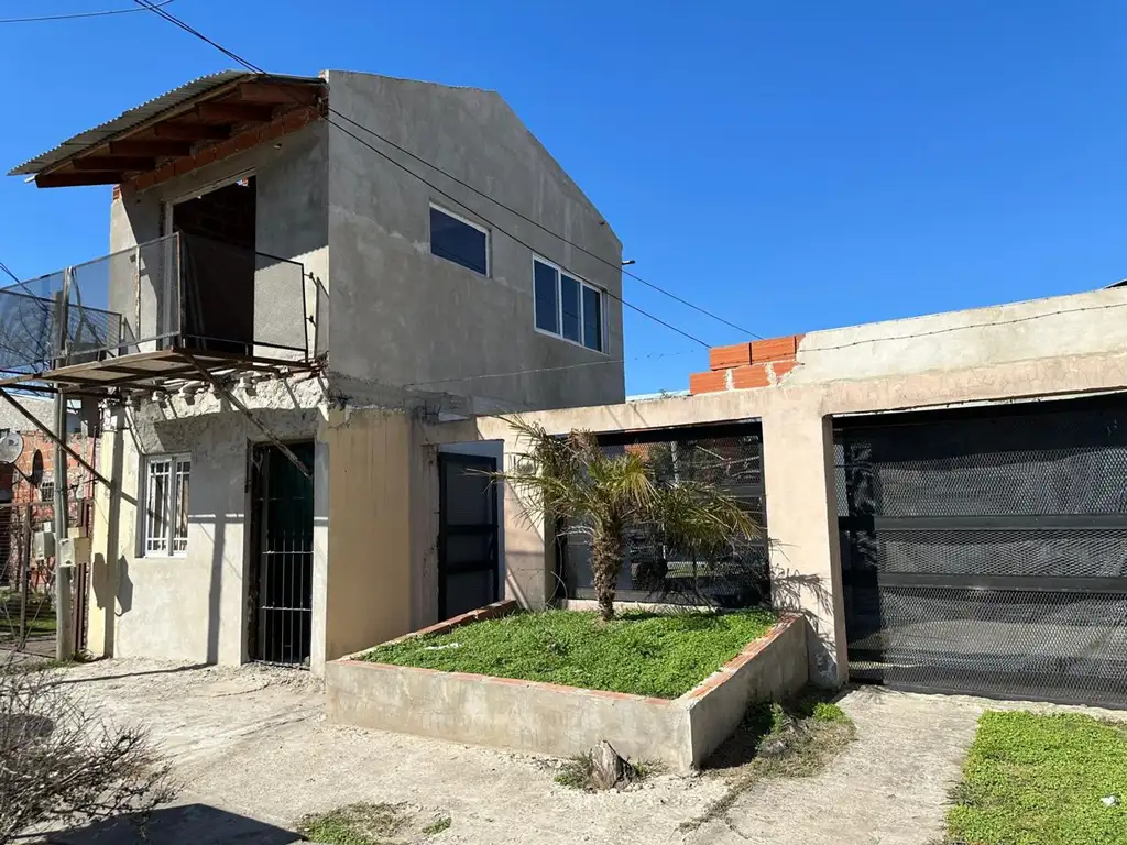 VENTA  CASA  4 AMB + DPTO 2 AMB EN DERQUI-  PILAR