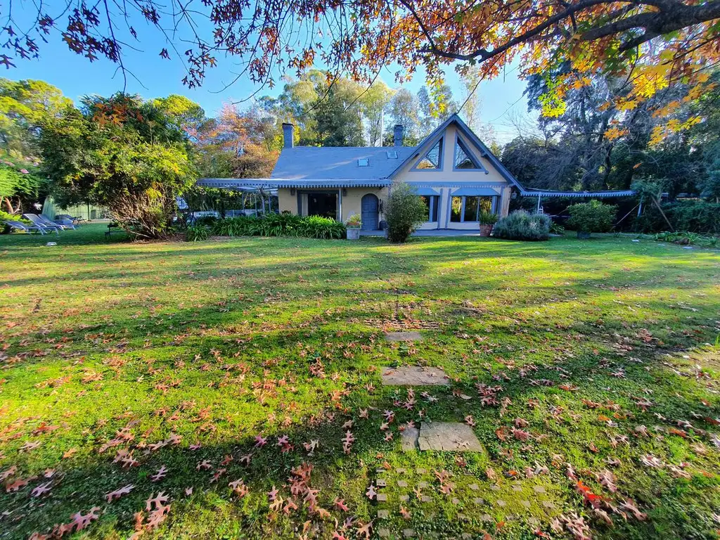 Casa en Martindale C.C. 3 dormitorios, amplio parque de 1900m2