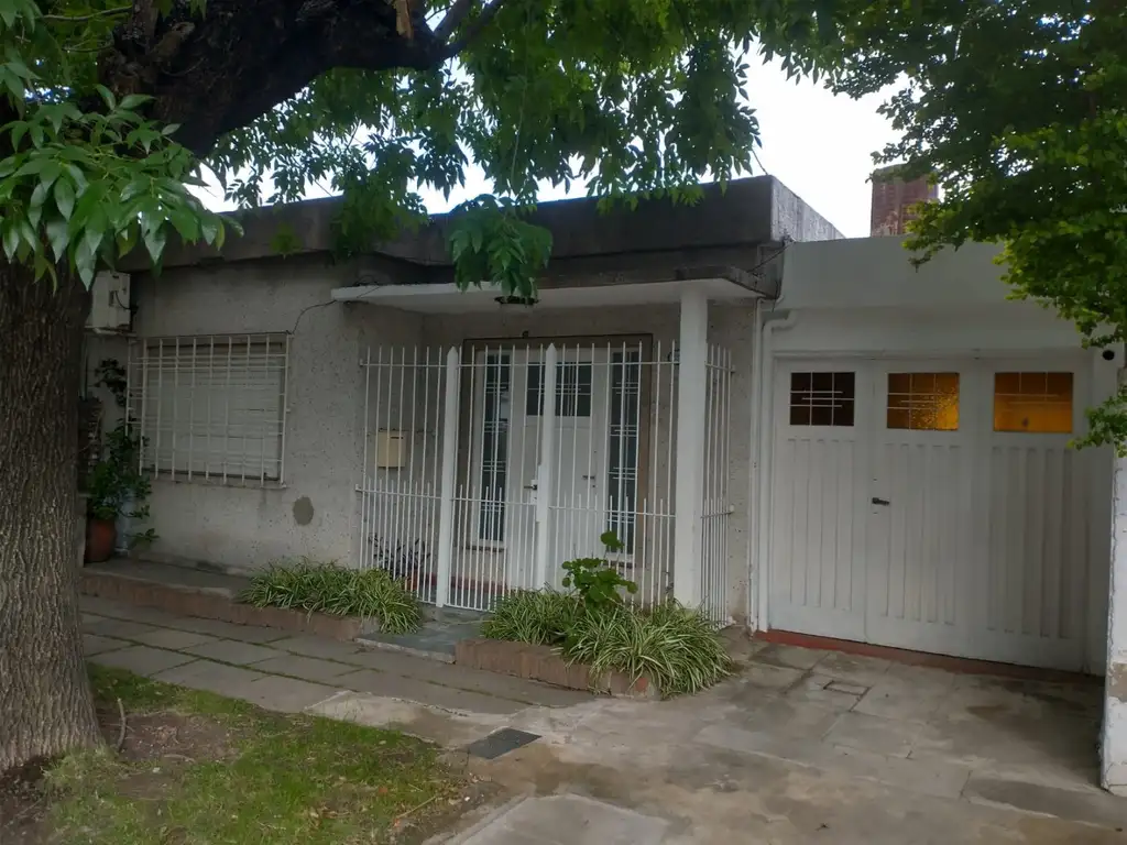 Casa 3 Ambientes con Cochera en Alquiler - Castelar Sur