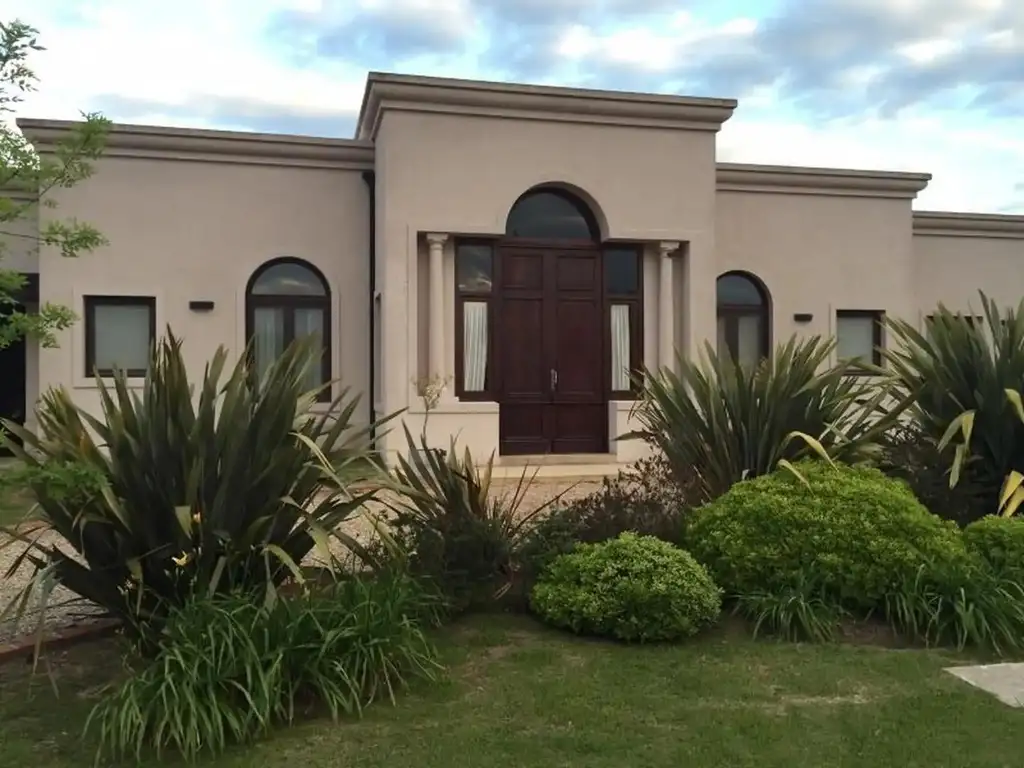 CASA EN VENTA EN BARRIO CERRADO ARROYO DULCE