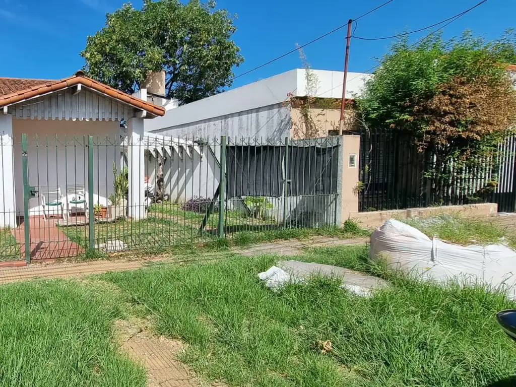 En Venta en Palomar Zona Tres de Febrero, Chalet de 3 Ambientes Sobre Amplio Lote de Terreno F: 9839