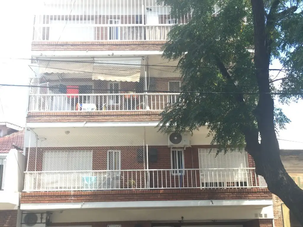 Alquiler de depto 3 ambientes al frente con balcón y cochera en Wilde Centro