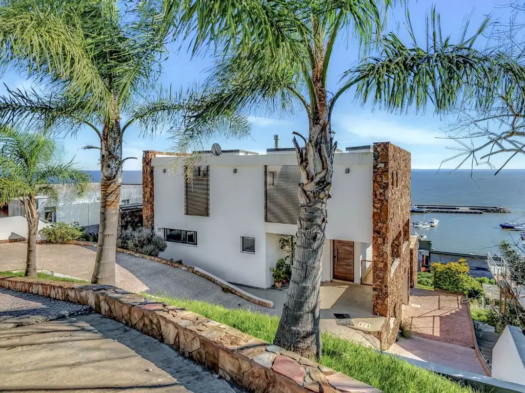 Casa a la Venta Frente al Mar en Piriápolis