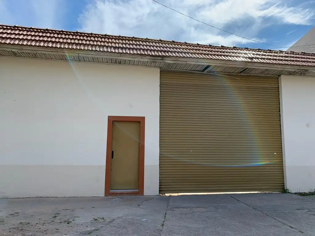 Venta de Galpón industrial + 4 viviendas sobre lote 26x35 en Caseros