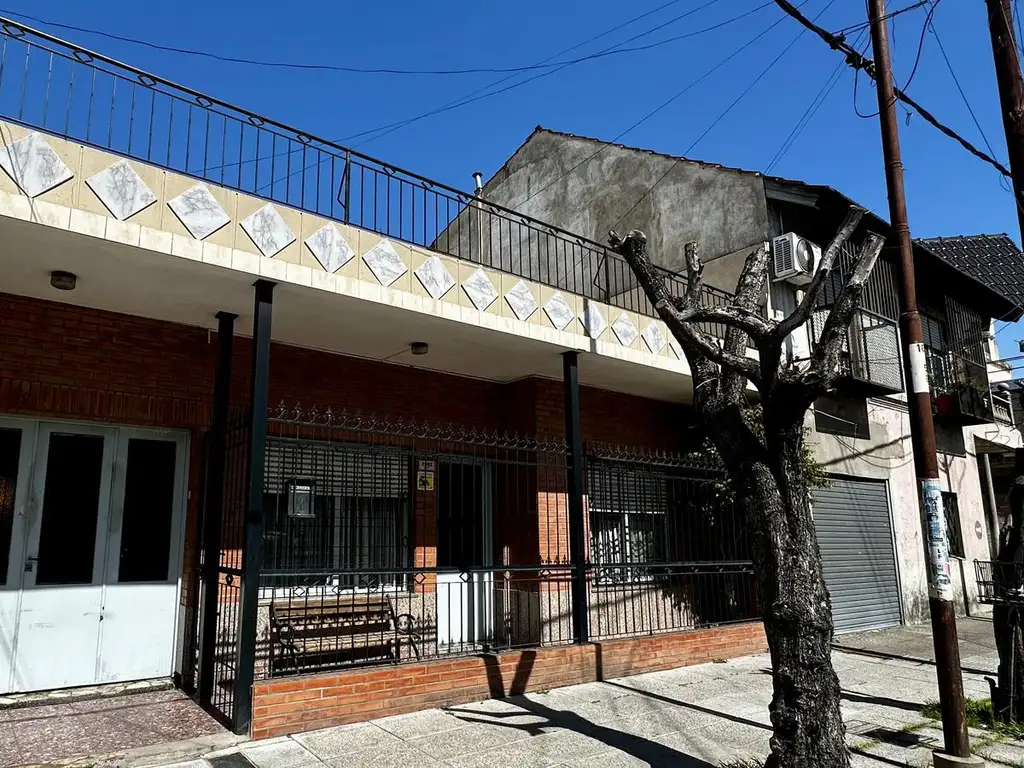 VENTA Casa 3 ambientes, cochera, patio y pileta San Justo, centro La Matanza