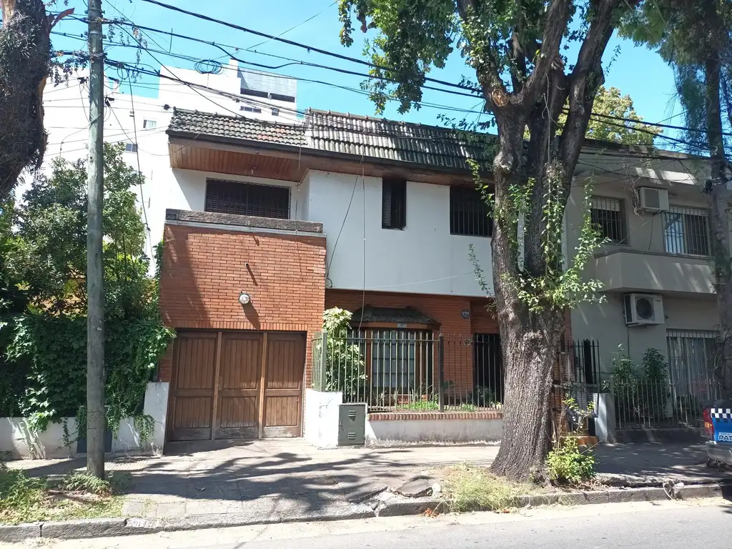 Casa en  2 plantas a metros de Av. Maipú.