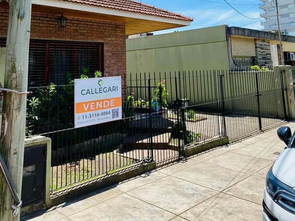 Casa en venta o permuta de 5 ambientes en Berazategui Centro