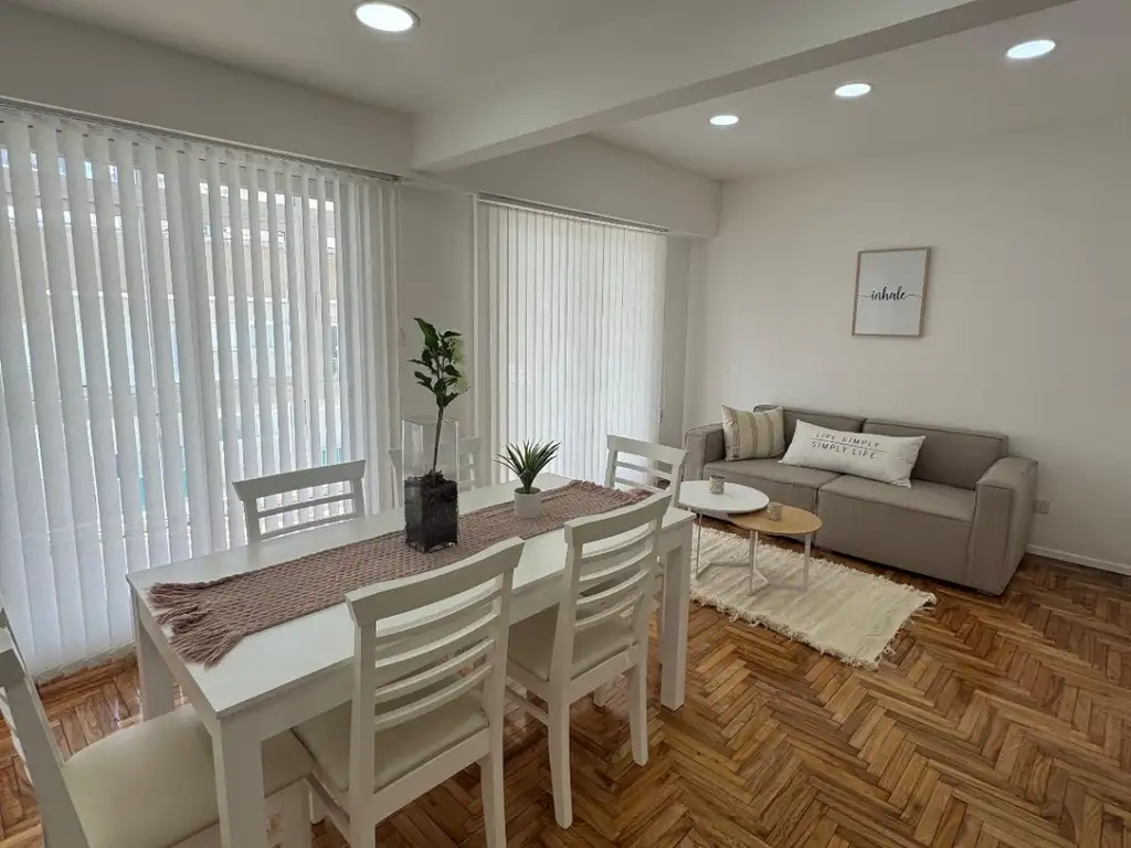 Venta Único departamento 4 ambientes con gran balcón. Zona Plaza Colón