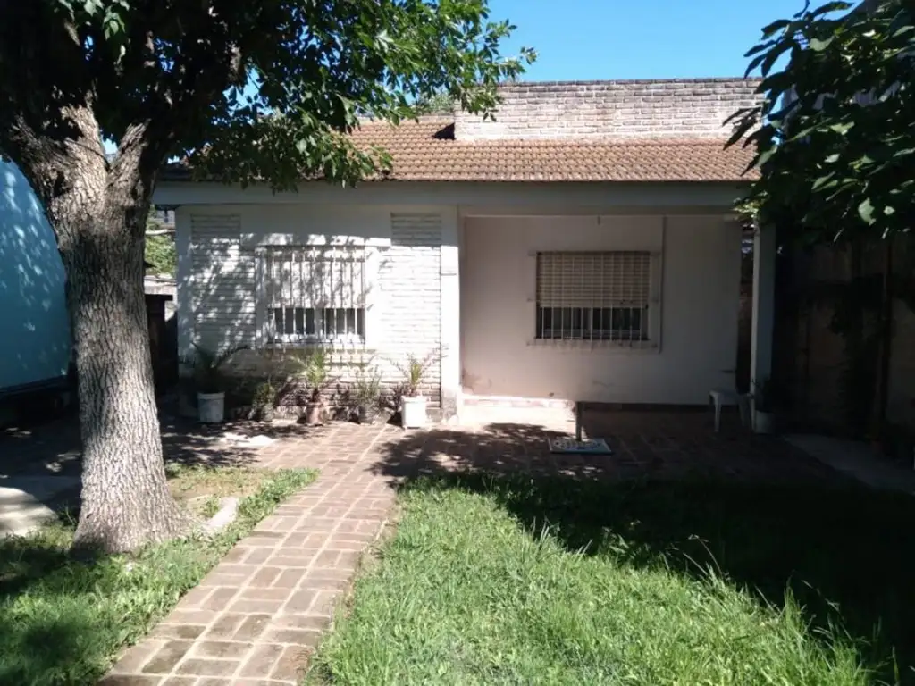 CASA 3 AMB. CON PATIO, JARDIN Y COCHERA