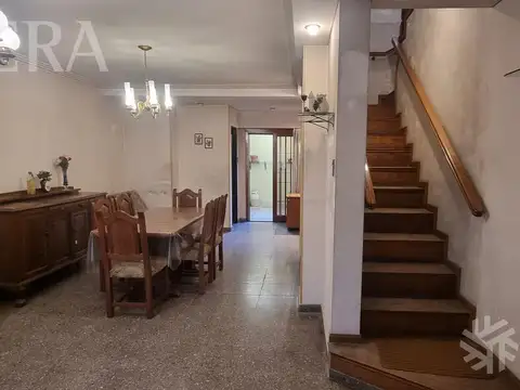 Venta de casa 4 ambientes con cochera en Villa Dominico