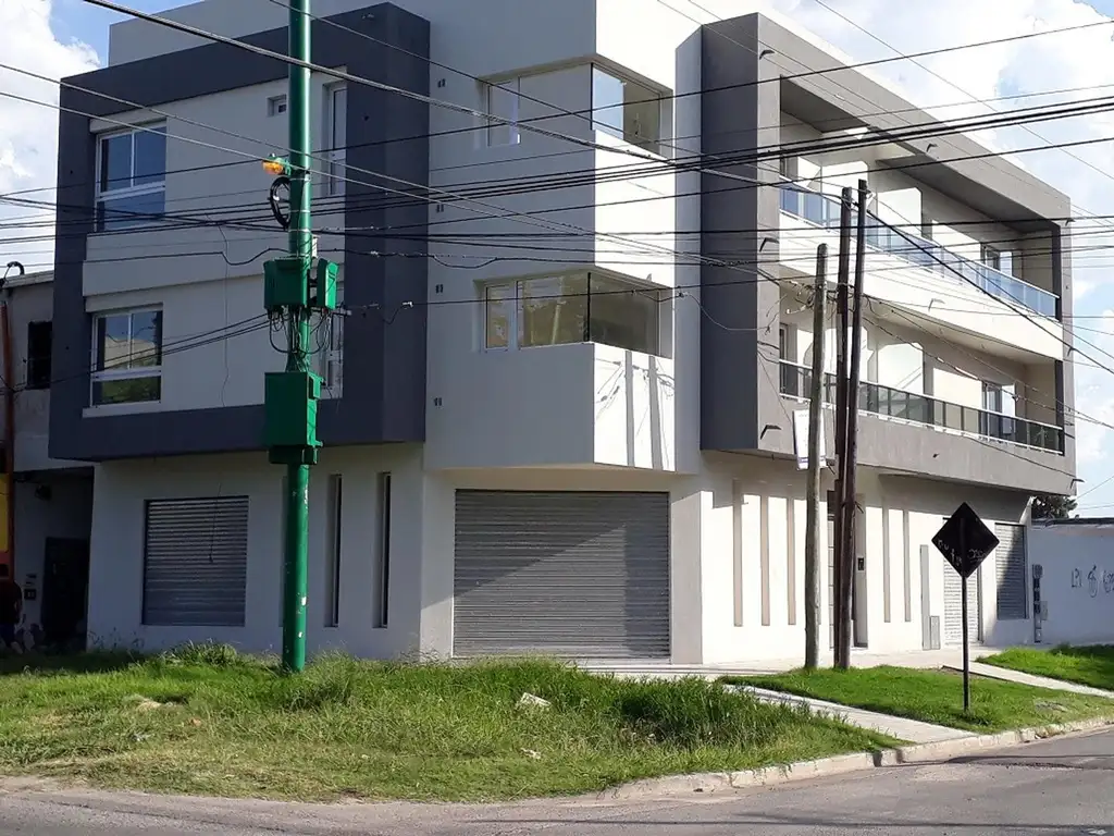 137 y 42: Depto divisible a 2 dormitorios con cochera descub