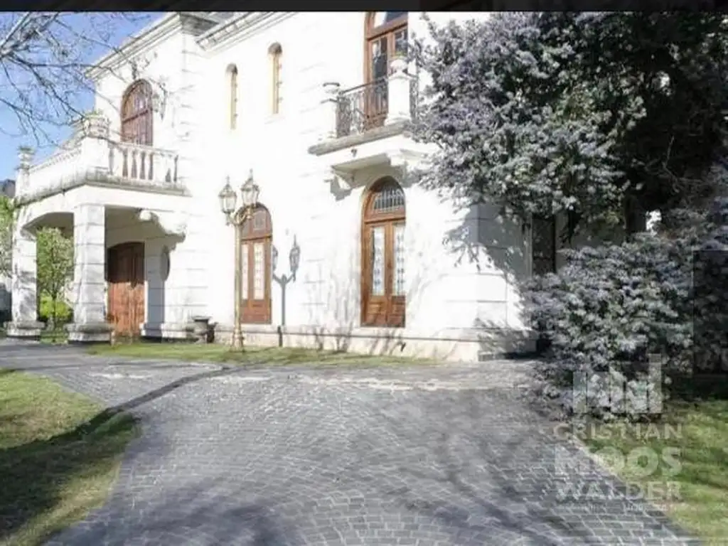 Majestuosa Casa en  Barrio Septiembre Escobar