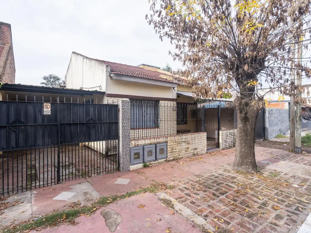 Venta Casa cuatro ambientes Cañuelas. Lote propio con Pileta y  Cochera