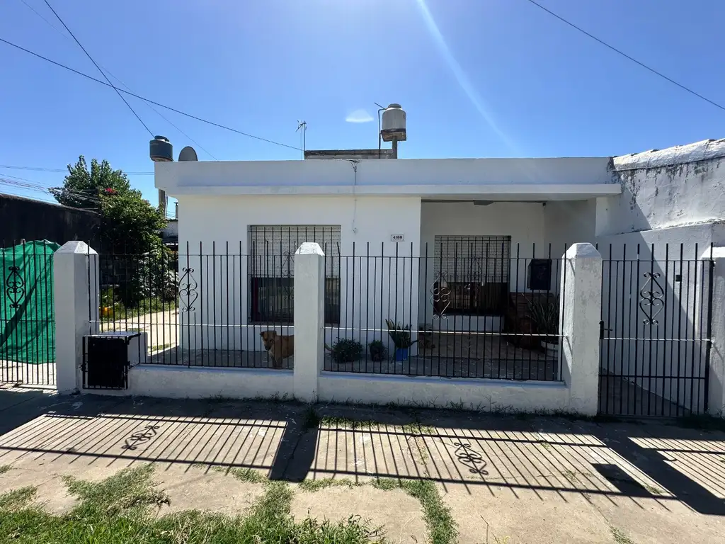 En venta casa 3 amplios ambientes+ dpto arriba con terraza.