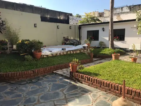 HERMOSA CASA EN LOTE PROPIO CON 6 AMB  FONDO PARQUIZADO Y PILETA ( ideal 2 familias )