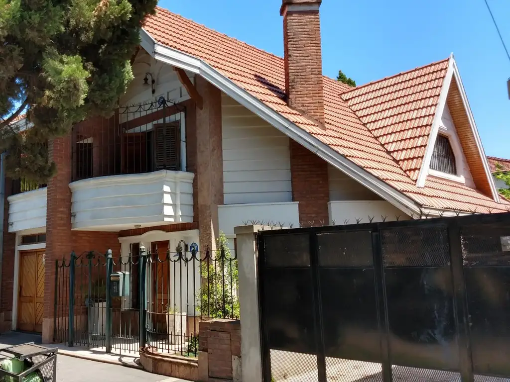 IMPONENTE CASA 5 AMB. CON PARQUE