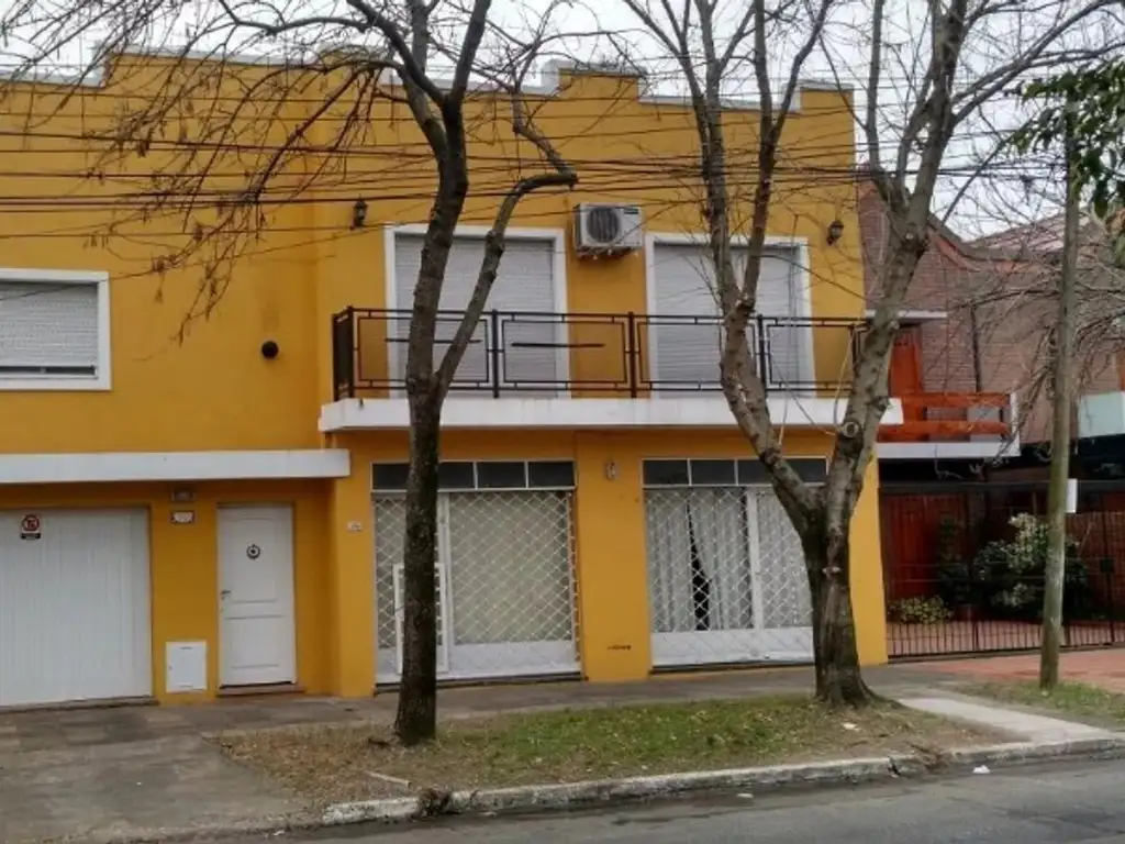 EXCELENTE OPORTUNIDAD , CASA CON  2 LOCALES EN VENTA