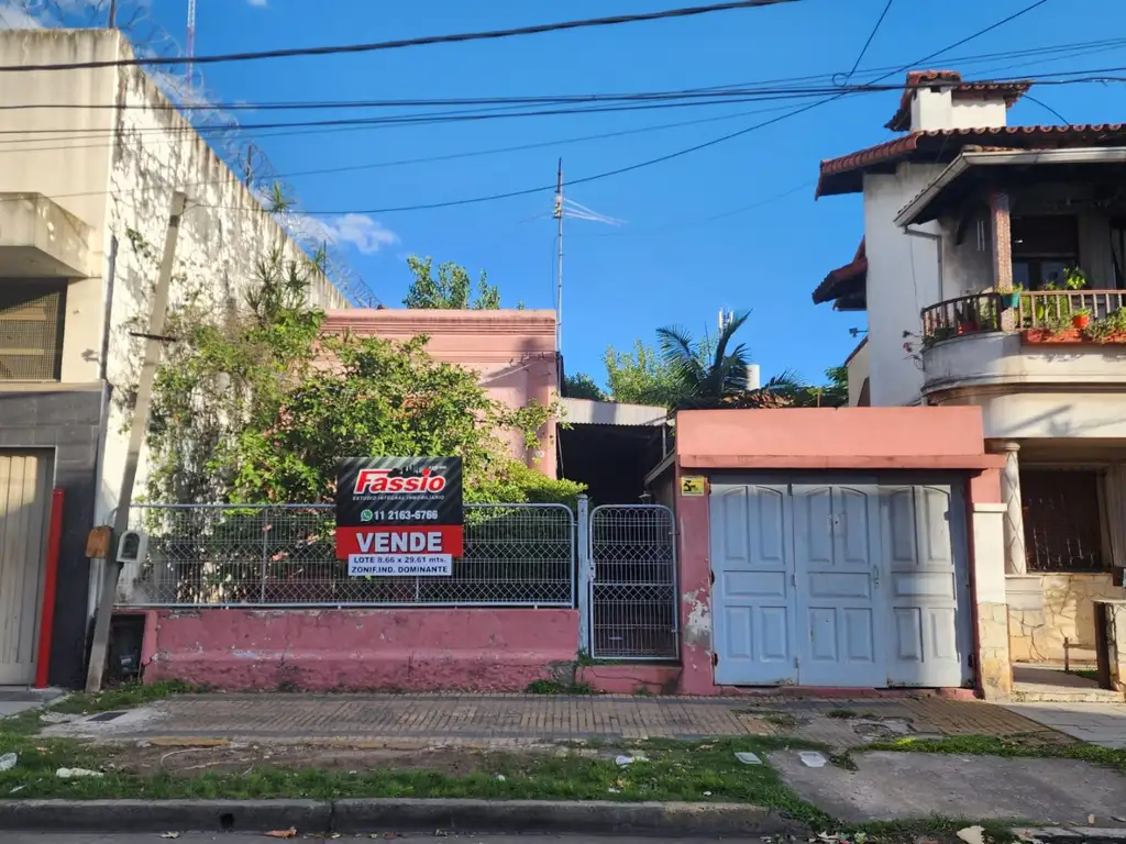 EXCELENTE OPORTUNIDAD CASA ANTIGUA A RECICLAR 3 AMBIENTES  - LOTE DE 8,66 X 29,60 MTS. - ZONIF. ID