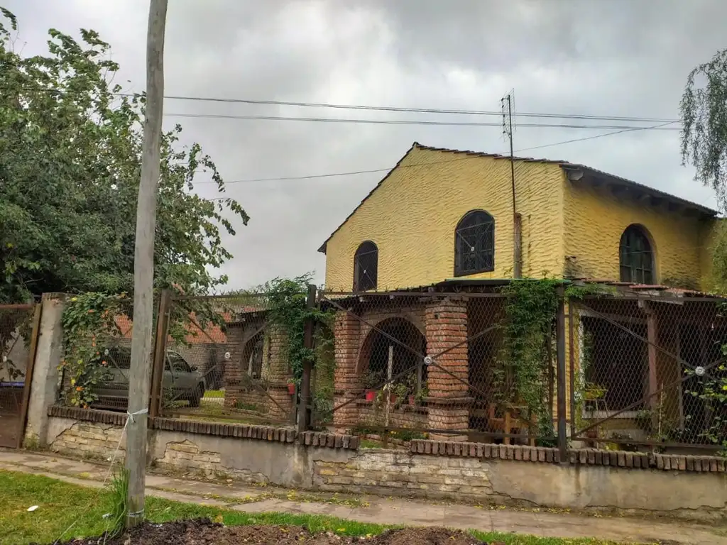 Casa con dos lotes y pileta a una cuadra de la avenida