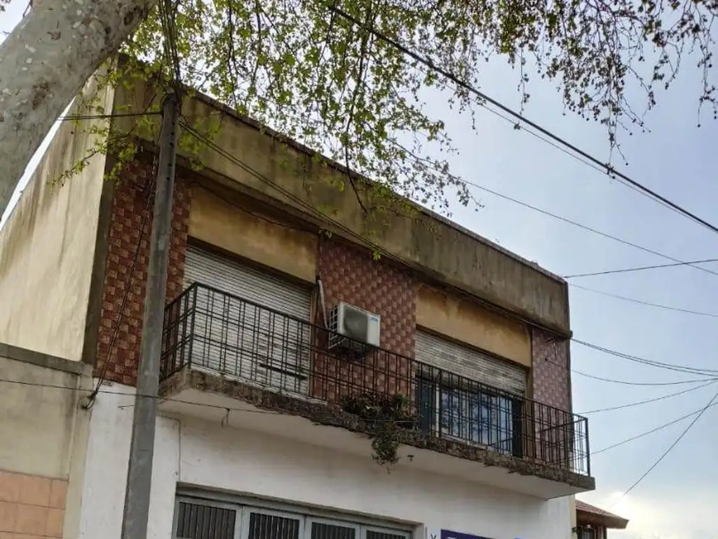 Galpón con casa al contrafrente y departamento en PA