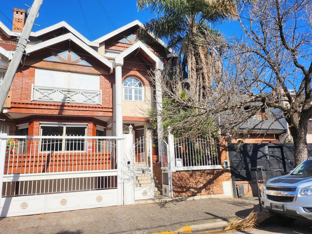 Martinez . Casa en alquiler, 5 dormitorios, Jardín, piscina, garaje varios autos