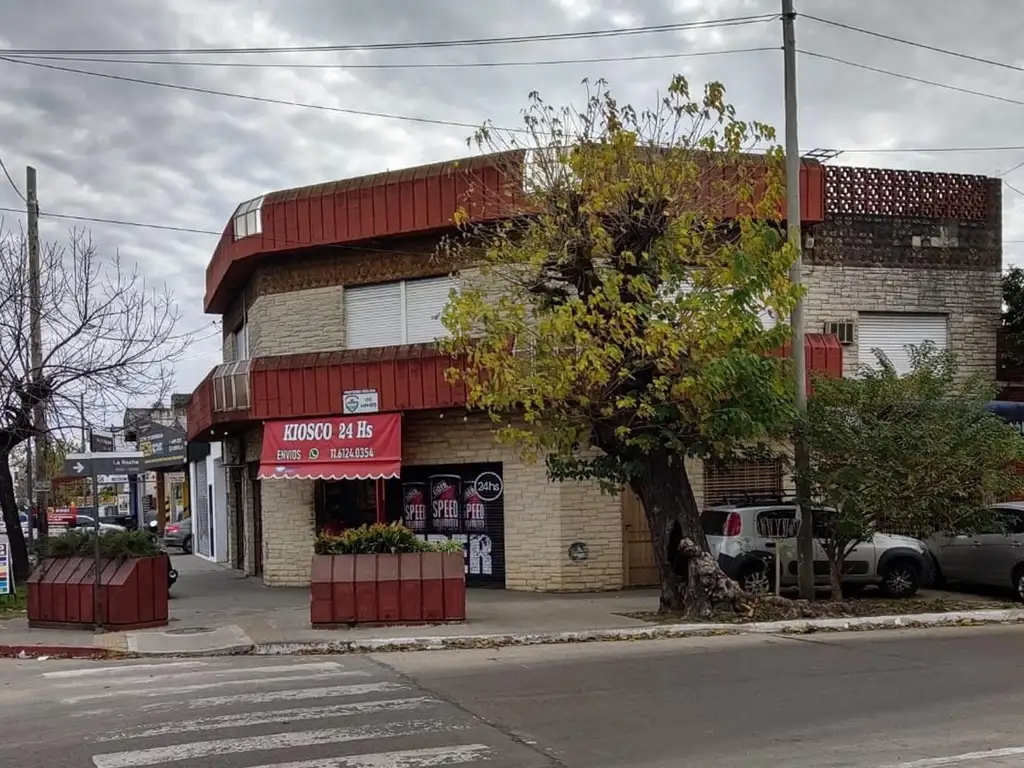 IMPORTANTE ESQUINA CON DESTINO COMERCIAL