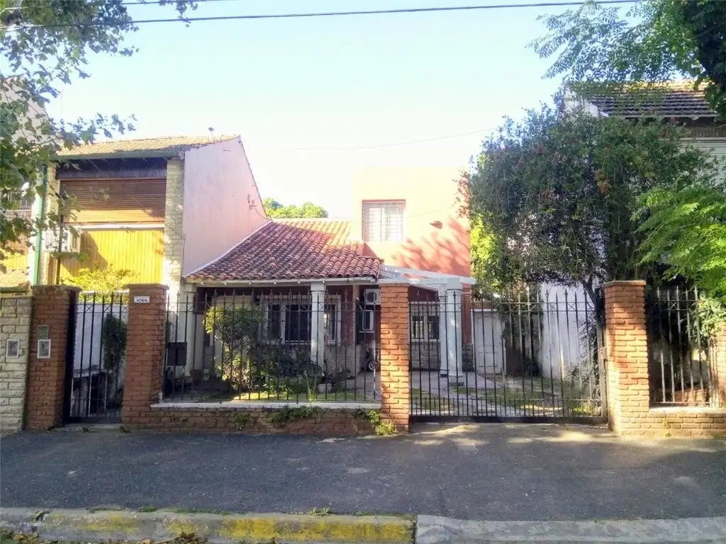 CHALET EN INMEJORABLE ZONA   A MTS AV SANTA FE  Y MTS DARDO ROCHA