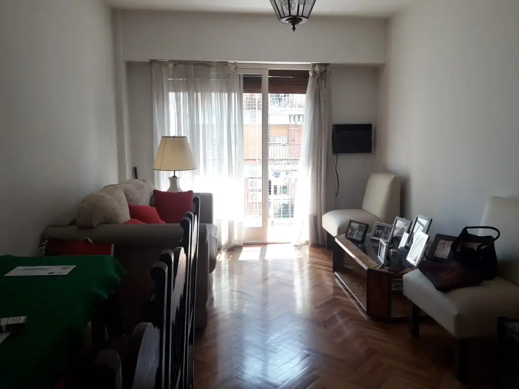 EXCELENTE DEPARTAMENTO DE 4 AMBIENTES AL FRENTE CON BALCON CORRIDO .CALEFACCION CENTRAL