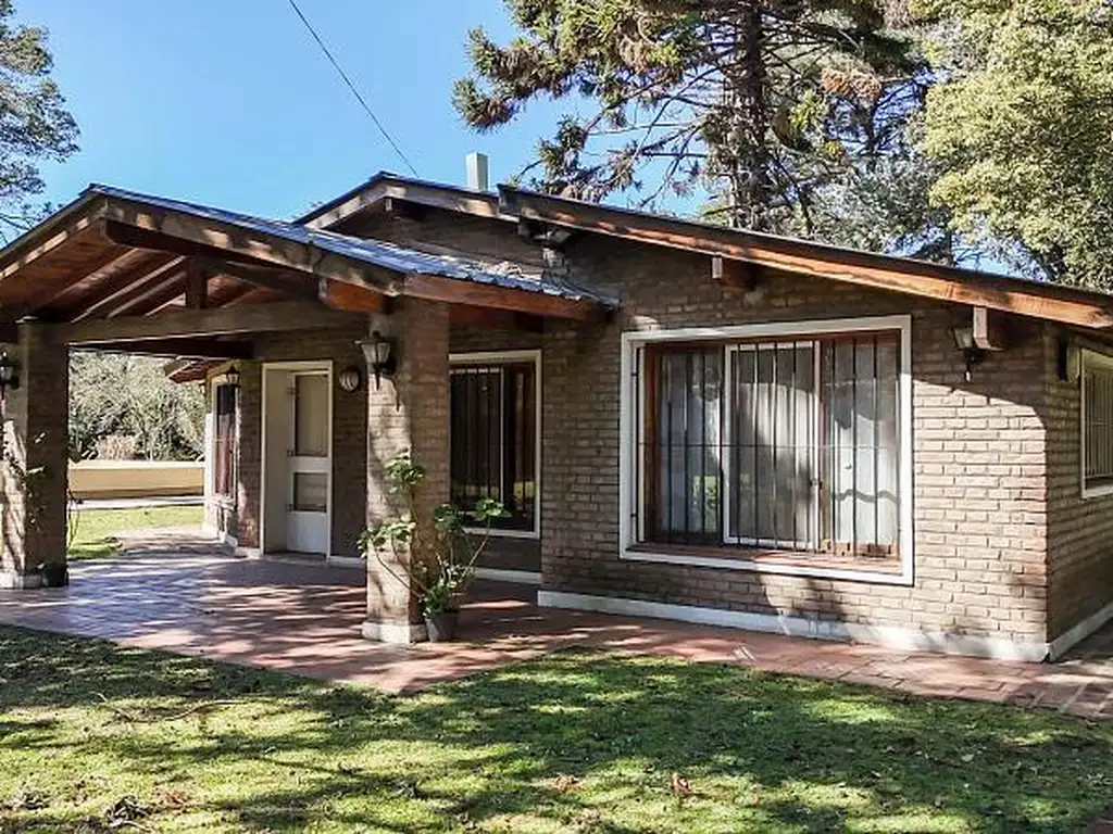 Casa a la venta con muy amplio terreno.