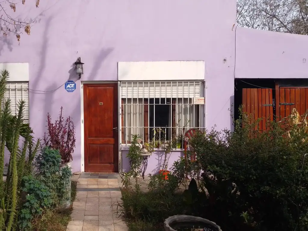 Casa en venta de 2 dormitorios lote de 20x40 . (La Granja) La Plata