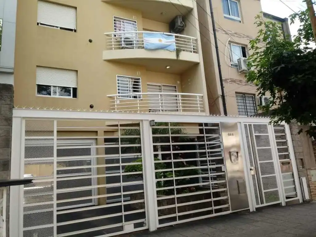 DEPARTAMENTO DE 3 AMBIENTES C/ BALCON AL FRENTE EN VENTA - MORON CENTRO